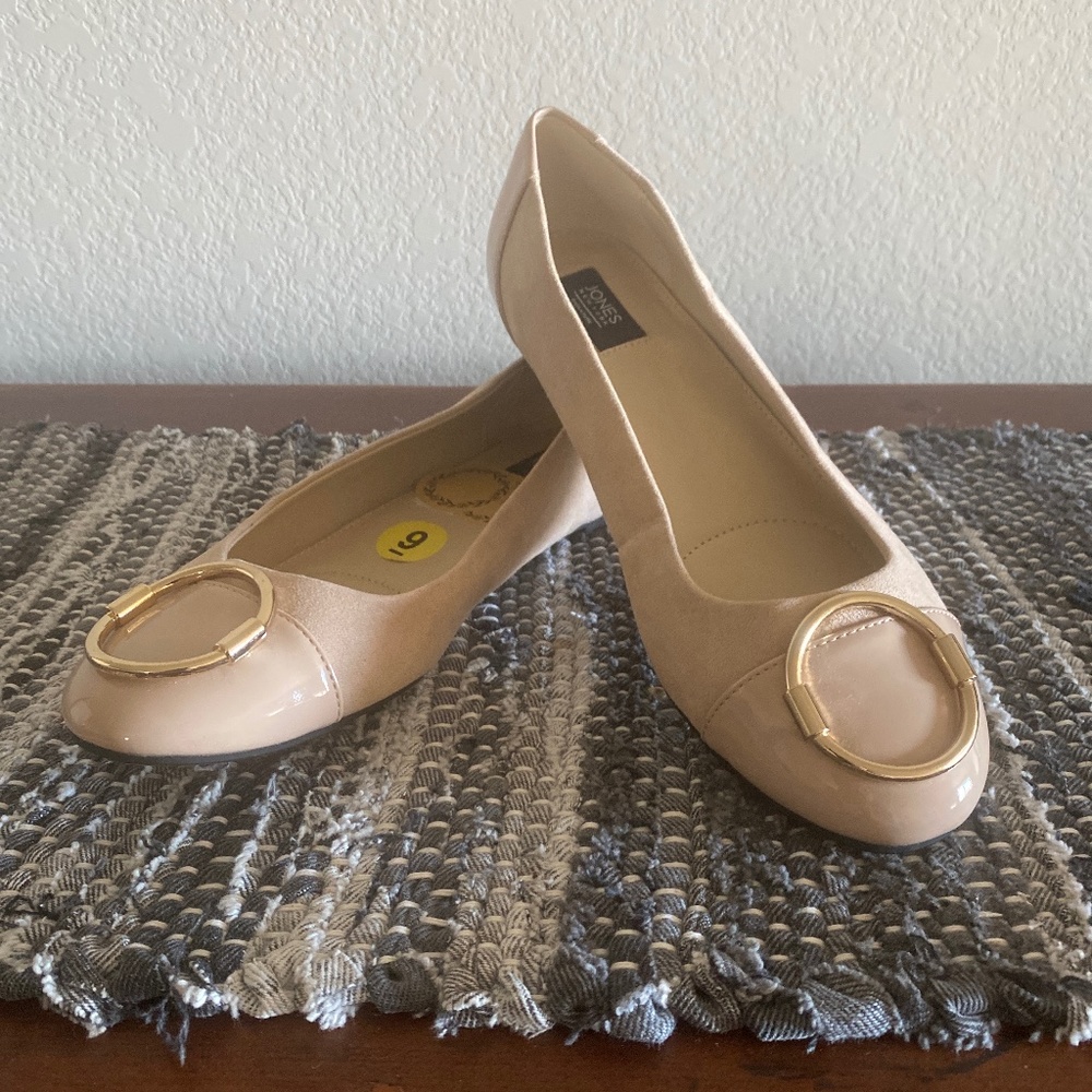 NEW Women’s Size 9 Shoes. Great for any season. Classic, nude shoes.
